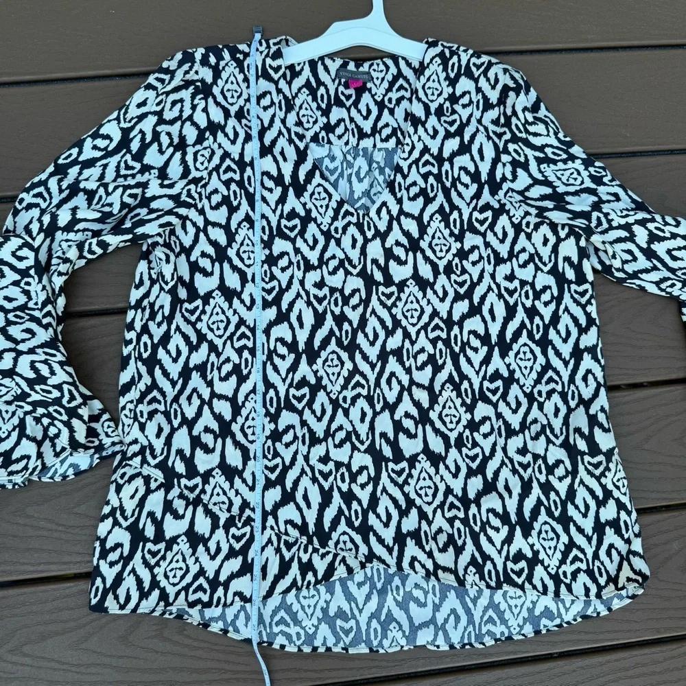 Vince Camuto Flutter Bell Sleeve V-neck Etched Geo Blouse Large - Picture 12 of 12
